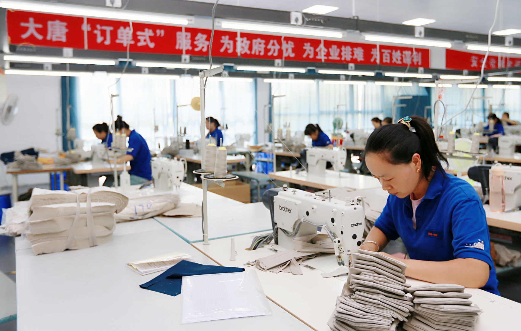 1662444624797099777.jpg 4.中國大唐引進“訂單式”扶貧企業.,讓異地搬遷群眾實現家門口就業.jpg