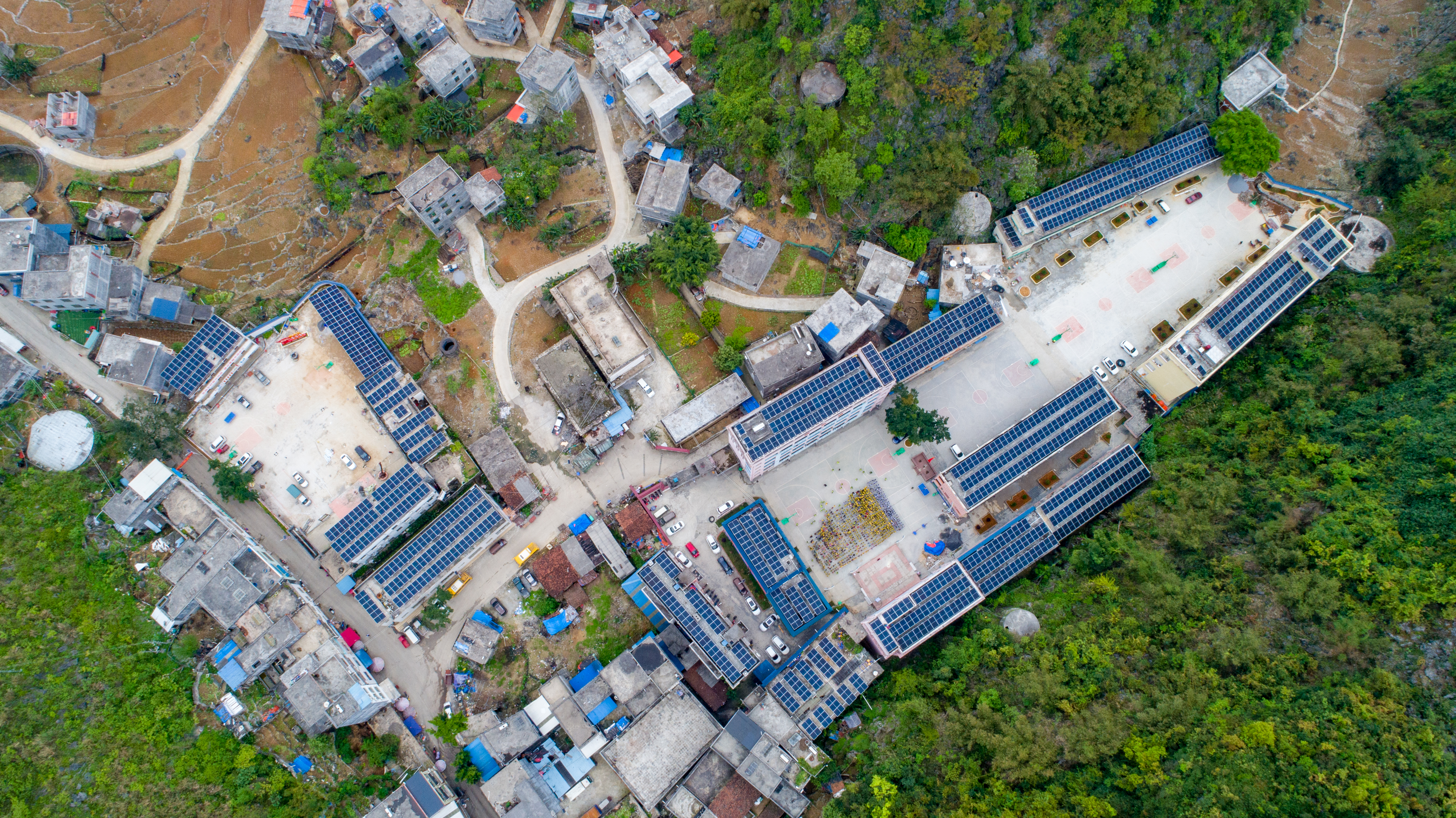 1684908703857043653.jpg 中國大唐援建的廣西大化瑤族自治縣板蘭村屋頂光伏電站--黃嘉標攝.jpg